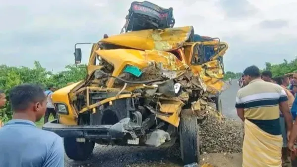  নওগাঁয় ট্রাকের সঙ্গে ট্রাকের ধাক্কা, হেলপার নিহত