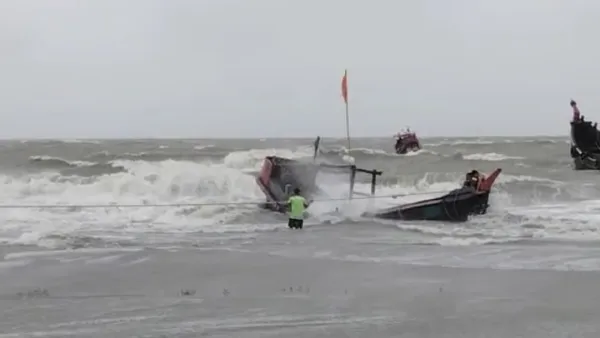 বঙ্গোপসাগরে ১৫ জেলেসহ ট্রলার ডুবি, নিখোঁজ ৬