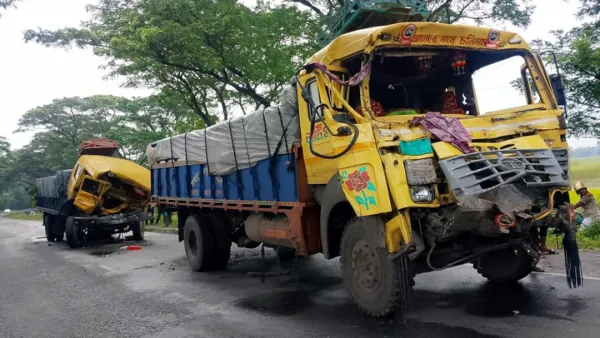 দাঁড়িয়ে থাকা ট্রাকে রডভর্তি ট্রাকের ধাক্কা, নিহত ১