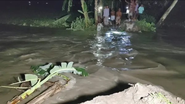বিপদসীমার ওপরে তিস্তার পানি, বাঁধ ভেঙে লোকালয়ে ঢুকছে পানি