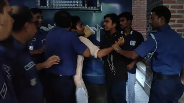 আ. লীগ নেতাদের ডিম নিক্ষেপ, ছাত্রদলের নেতাকর্মী আটক