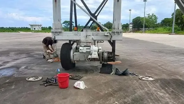 ওসমানী বিমানবন্দরে বোর্ডিং ব্রিজের চাকা ফেটে তরুণের মৃত্যু