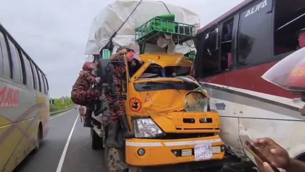 বাসের পেছনে ট্রাকের ধাক্কায় নিহত ১