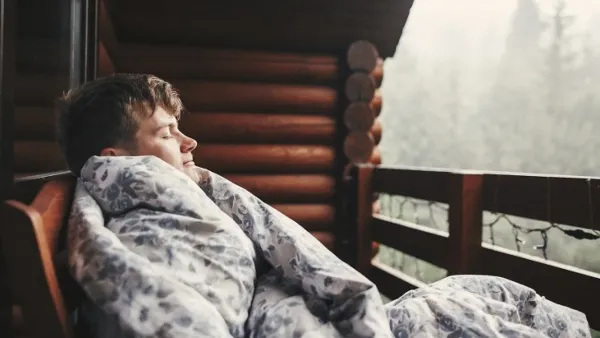 বৃষ্টির দিনে ঘুম ঘুম লাগার কারণ কী?