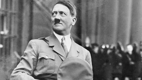 জার্মানির স্বৈরশাসক রূপে এডলফ হিটলারের আত্মপ্রকাশ ঘটে