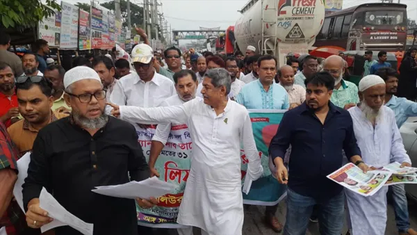 সোনারগাঁয়ে বিএনপি নেতা আপেলের লিফলেট বিতরণ