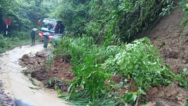 পাহাড় ধসে বাঘাইছড়ির সঙ্গে সারাদেশের সড়ক যোগাযোগ বন্ধ