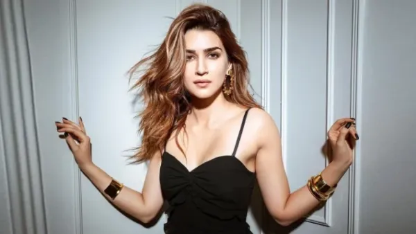 কৃতি শ্যাননের ২ বছরে আয় ৪০০ কোটি রুপি!