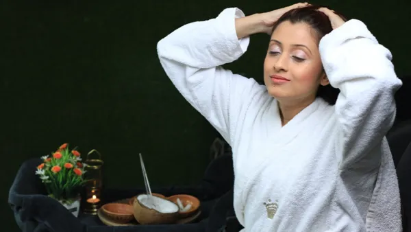 রোদ-বৃষ্টিতে চুলের যত্ন