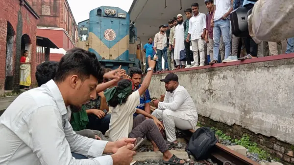 স্পেশাল ট্রেন পছন্দ না হওয়ায় রেললাইন অবরোধ শিক্ষার্থীদের