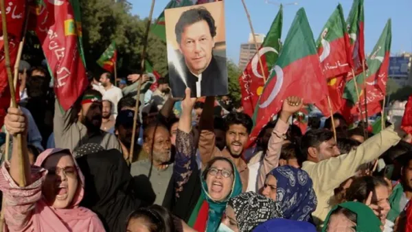 ইমরান খানের মুক্তির দাবিতে পাকিস্তানে বিক্ষোভ