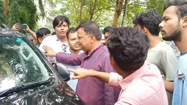 উপাচার্যের গাড়ি অবরোধ করলেন ছাত্রদল নেতাকর্মীরা 