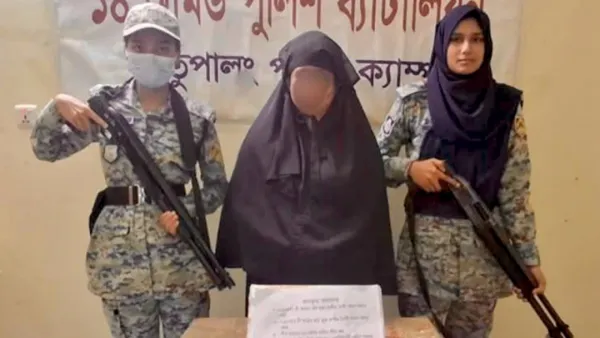 রোহিঙ্গা ক্যাম্পে অস্ত্র-বোমাসহ নারী আটক 