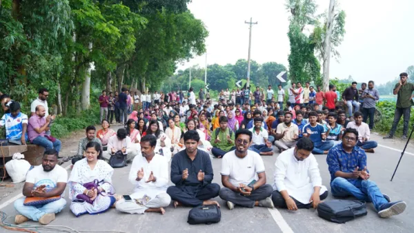 রবীন্দ্র বিশ্ববিদ্যালয়ের স্থায়ী ক্যাম্পাসের দাবিতে মহাসড়কে অবস্থান 