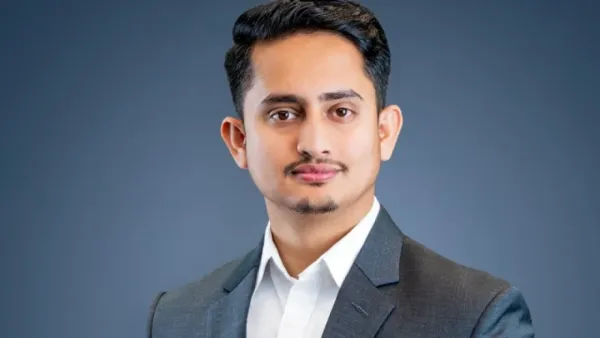 কক্সবাজার থেকে সস্ত্রীক বান্দরবানে সারজিস 