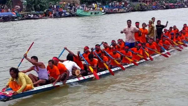 সুনামগঞ্জে নৌকাবাইচ দেখতে মানুষের ঢল