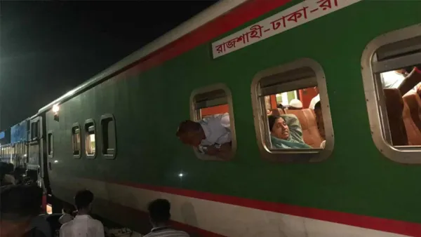 গাজীপুরে ট্রেন লাইনচ্যুত, উত্তরবঙ্গের সঙ্গে চলাচল বন্ধ