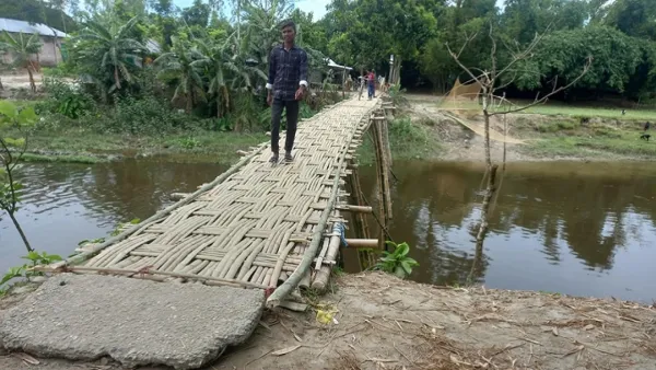 নীলফামারীতে ১০ গ্রামের মানুষের ভরসা একটি বাঁশের সাঁকো   