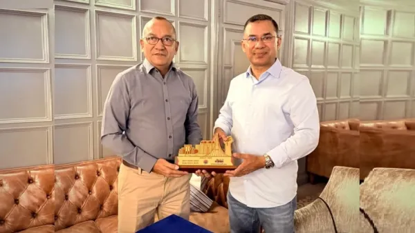 তারেক রহমানকে সম্মাননা স্মারক প্রদান যুবদলের