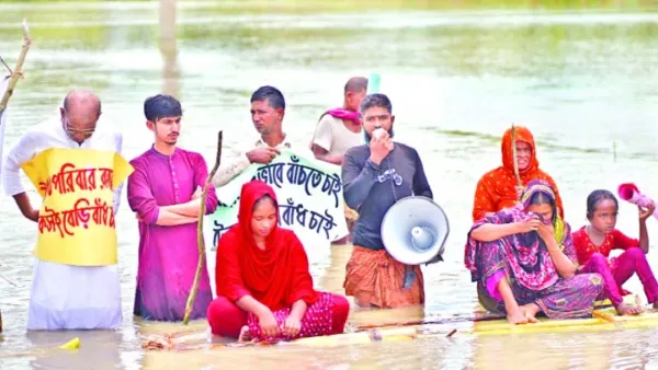 বেড়িবাঁধের দাবিতে ভেলায় ভেসে সংবাদ সম্মেলন