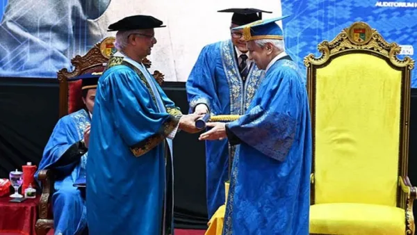 প্রধান উপদেষ্টাকে সম্মানসূচক ডক্টরেট ডিগ্রি প্রদান করল ইউকেএম