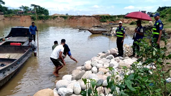 শতাধিক ট্রাক থেকে ৭০ হাজার ঘনফুট পাথর উদ্ধার