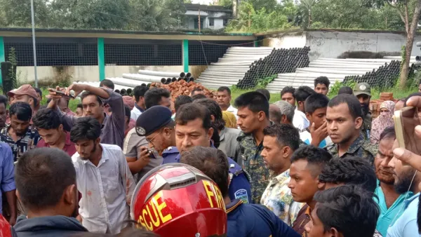 নেত্রকোনায় বিএডিসি ভবনের ছাদ ধসে ৩ শ্রমিকের মৃত্যু