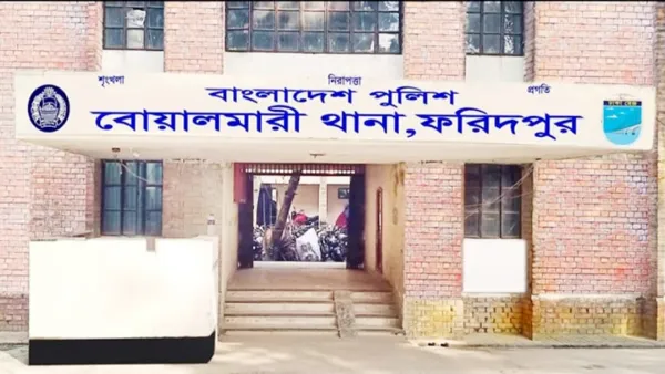 চোর সন্দেহে যুবককে ঝুলিয়ে পেটালো এলাকাবাসী