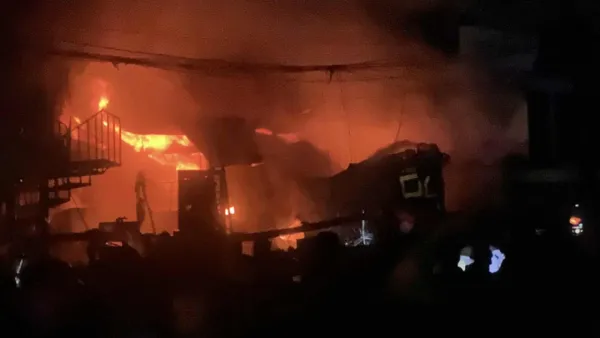 সীতাকুণ্ডে পুড়ল জাহাজের নিরাপত্তা সরঞ্জামের ৩ দোকান