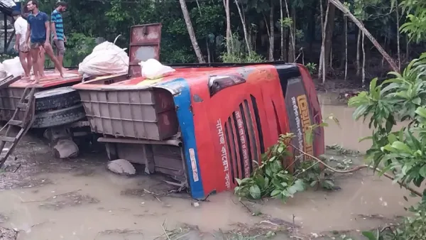 বাউফলে যাত্রীবাহী বাস নিয়ন্ত্রণ হারিয়ে পুকুরে, আহত ১০