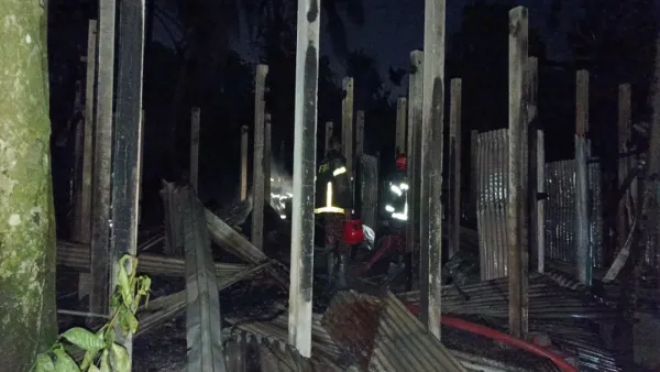 গজারিয়ায় একসঙ্গে ৮ বসতঘরে দুর্বৃত্তদের আগুন