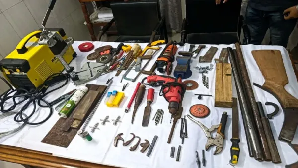 পাবনায় অস্ত্র তৈরির কারখানার সন্ধান, আটক ২