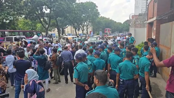 সচিবালয়ের সামনে জুলাই শহীদ পরিবার ও আহতদের অবস্থান