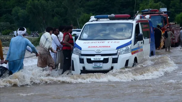 পাকিস্তানে বন্যায় মৃতের সংখ্যা বেড়ে প্রায় ৪০০