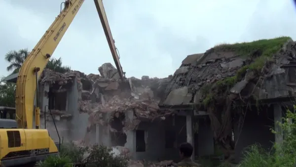 নদী দখল করে বানানো সাবেক প্রতিমন্ত্রী বিপুর বাংলো গুঁড়িয়ে দিল বিআইডব্লিউটিএ