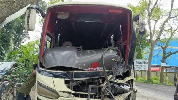 মহেশপুরে বাস-ট্রাকের সংঘর্ষে আহত ১৫