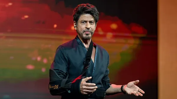 ভাঙা হাতে ছেলের অভিষেক অনুষ্ঠানে শাহরুখ