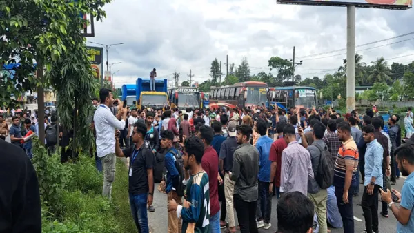 ঢাকা-চট্টগ্রাম মহাসড়ক অবরোধ করে ফেনী ইউনিভার্সিটি শিক্ষার্থীদের বিক্ষোভ 