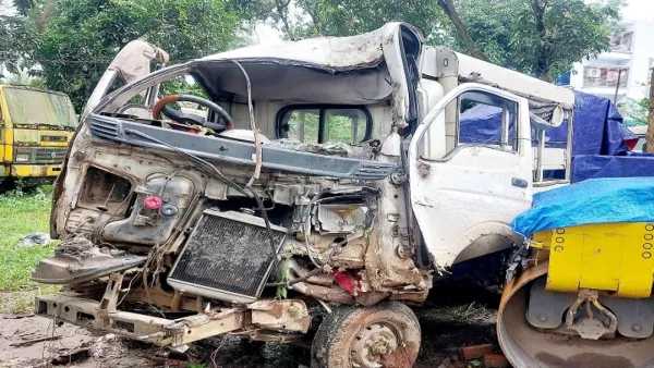 শ্রীপুরে বিদ্যুতের খুঁটির সঙ্গে লেগুনার ধাক্কা, নিহত ১