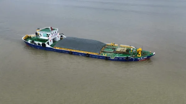 মোংলায় পশুর নদীতে পড়ে নিখোঁজ জাহাজের কর্মচারী