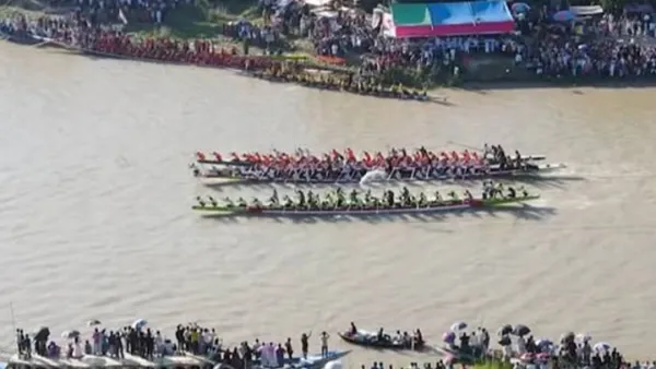 মানিকগঞ্জের কালীগঙ্গা নদীতে এক যুগ পরে নৌকা বাইচ