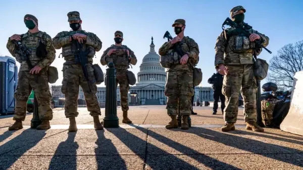 অস্ত্র হাতে ওয়াশিংটন ডিসির রাস্তায় ন্যাশনাল গার্ড সদস্যরা