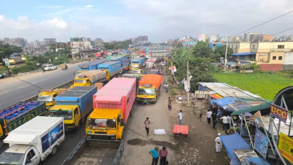ট্রাকচালকদের ঘুমিয়ে পড়ার কারণে ঢাকা-চট্টগ্রাম মহাসড়কে যানজট