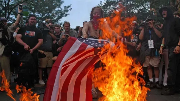 যুক্তরাষ্ট্রের পতাকা পোড়ালে ১ বছরের জেল, ভিসা বাতিল