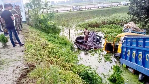 ট্রাকের ধাক্কায় সেনাবাহিনীর গাড়ি খাদে, আহত ৮