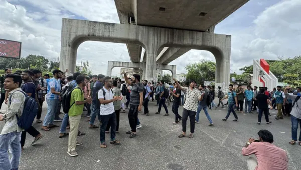 আগারগাঁও ‘ব্লকেড’ শেকৃবি শিক্ষার্থীদের, যান চলাচল বন্ধ