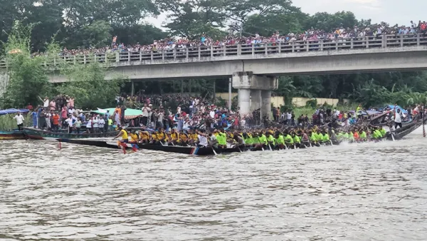 নবাবগঞ্জে শতবর্ষী নৌকাবাইচ, লক্ষাধিক লোকের সমাগম