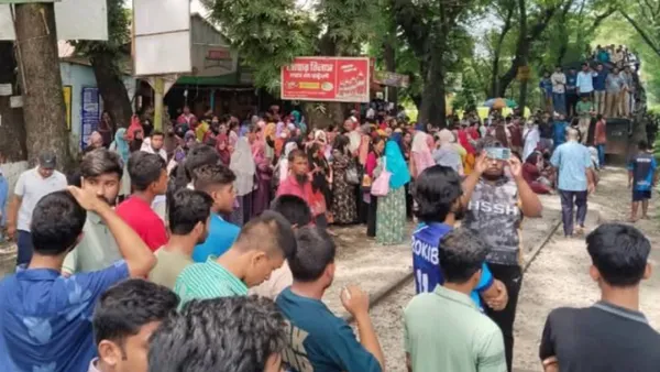 ঢাকা-ময়মনসিংহ রেললাইন অবরোধ করে বিক্ষোভ বাকৃবি শিক্ষার্থীদের