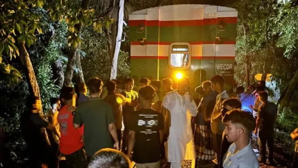 ১৯ বগি ফেলে চট্টগ্রামে পৌঁছাল পর্যটক এক্সপ্রেসের ইঞ্জিন 