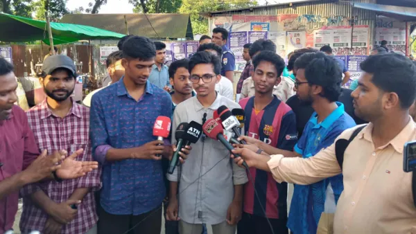 ৫ ঘণ্টা পর রেলপথ অবরোধ প্রত্যাহার করলেন বাকৃবি শিক্ষার্থীরা